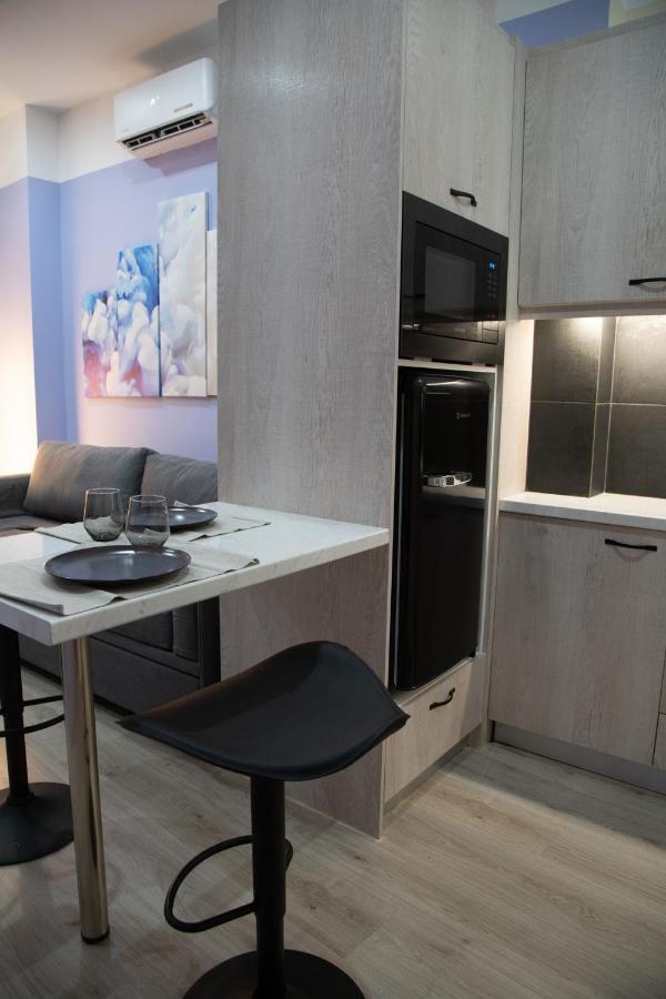 Modern Downtown Apartment *